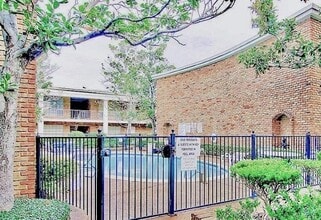 Building Photo - 2121 Fountain View Dr