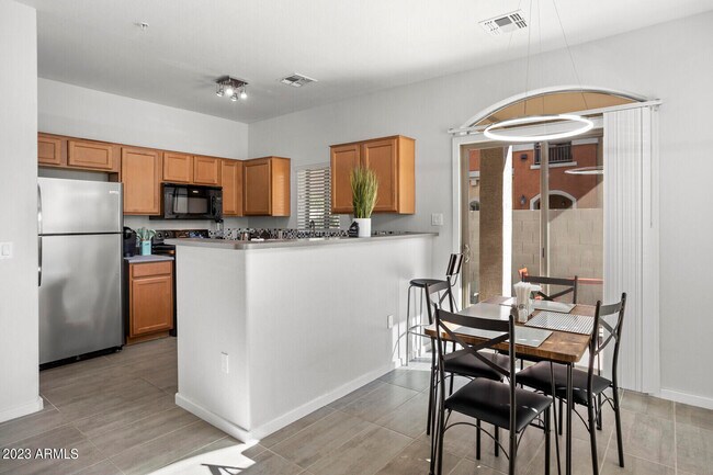 Building Photo - 2402 E 5th St