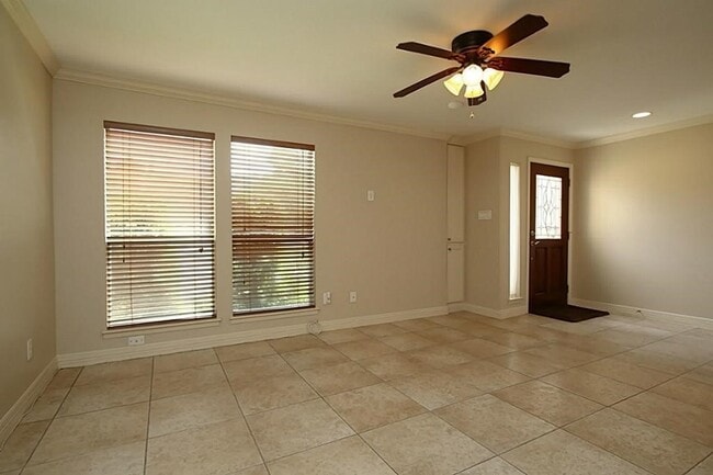 Foto del edificio - 5228 Woodlawn Pl