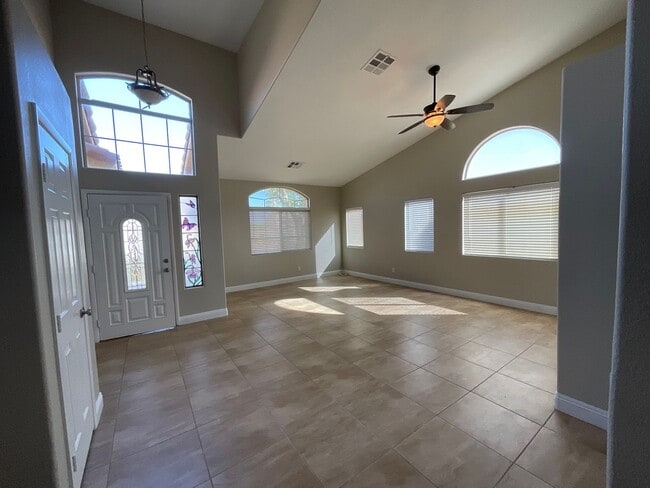 Foto del edificio - Single story beautiful home on corner, 3br...