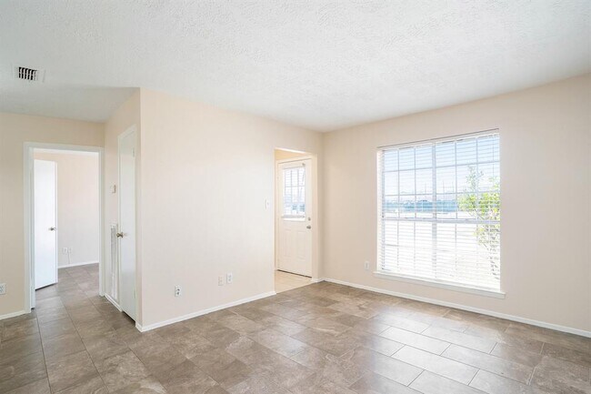 Building Photo - 508 N Texas Ave
