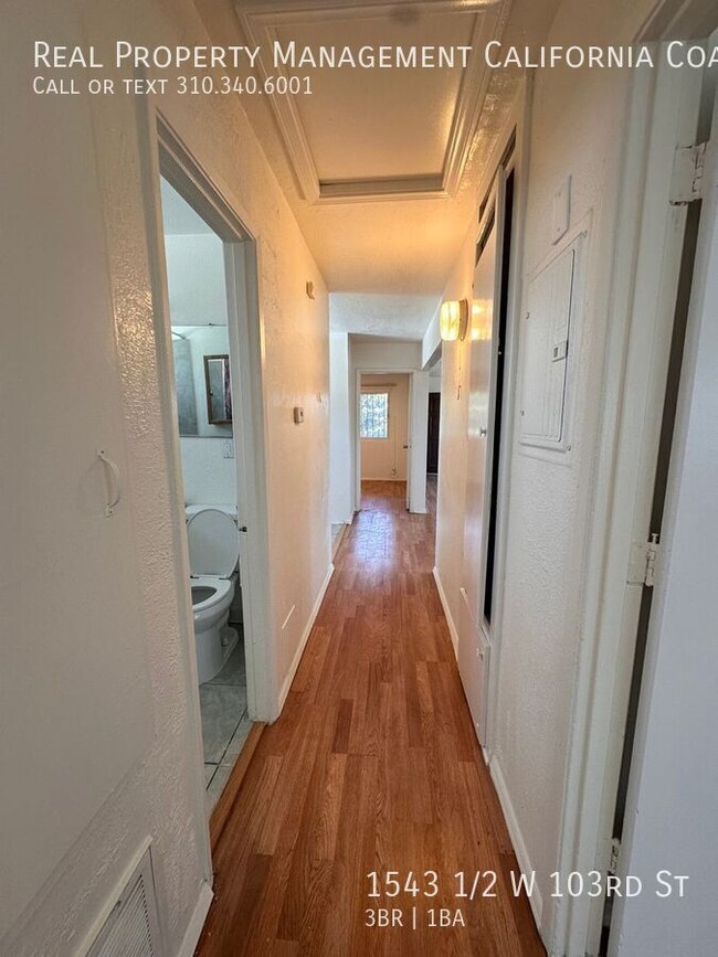 Building Photo - 3 Bedroom 1 Bath (Upstairs) with Laundry H...