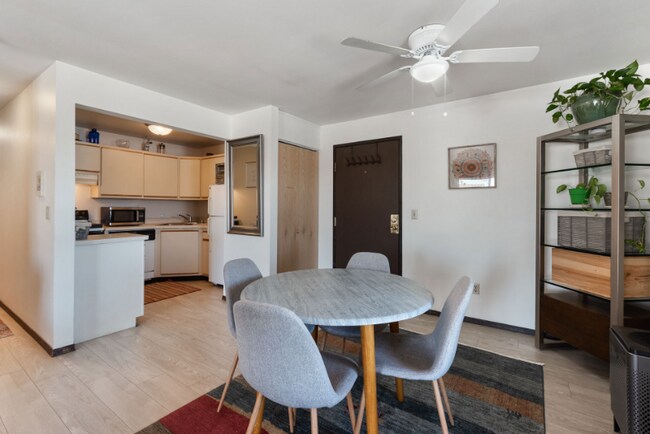 Foto del edificio - 7900 Harwood Ave