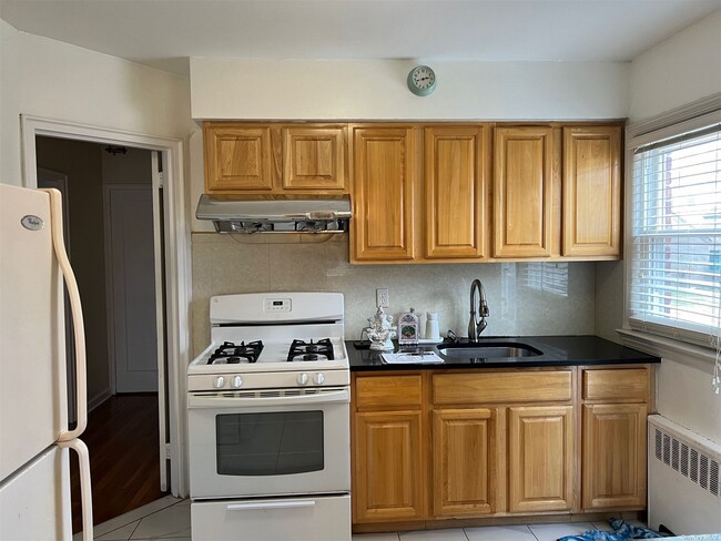 Foto del edificio - 83-24 267th St