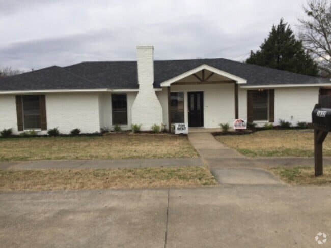 Building Photo - 1832 Woodbridge Dr