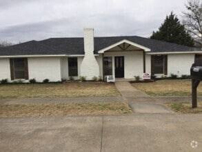 Building Photo - 1832 Woodbridge Dr