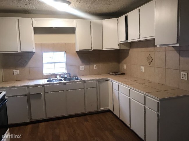 Building Photo - 4910 Sunnybrook Dr