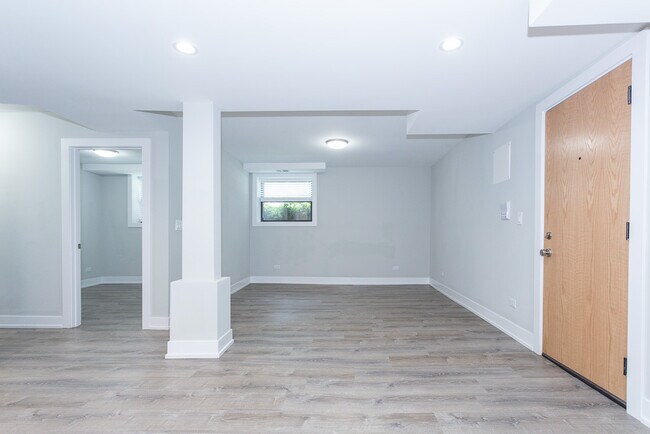Building Photo - 912 Crain St