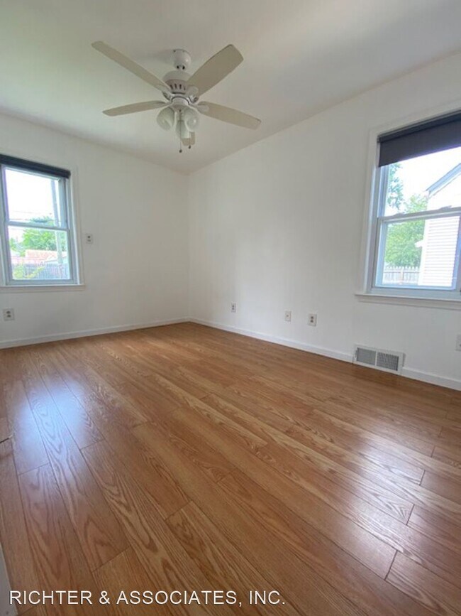 Foto del edificio - 4 br, 2 bath House - 3855 ROYAL AVE