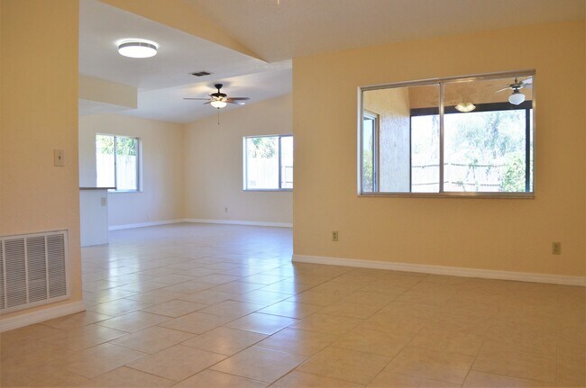 Building Photo - Beautiful home in great neighborhood!