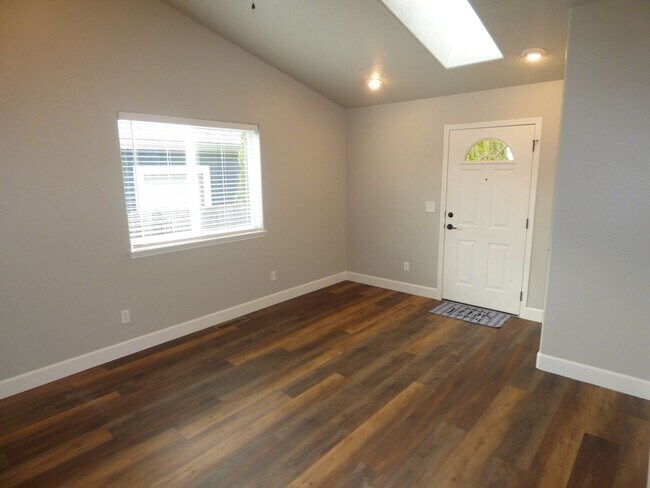 Building Photo - 3710-3712 Osborn Ave NE Salem, OR 97301