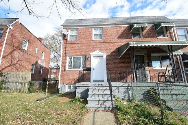 Building Photo - 1217 N Augusta Ave
