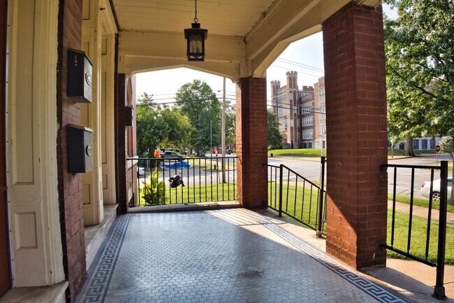 Foto del edificio - Charming 2-Bedroom South City Apartment with Historic Character