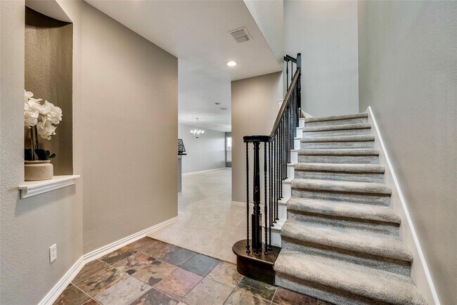 Building Photo - 1729 Brookview Dr