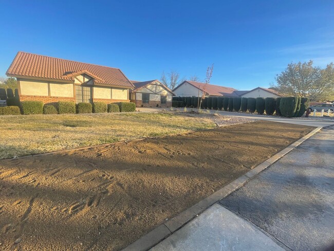 Building Photo - Charming Bloomington Hills Beauty!