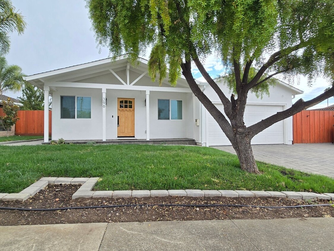 Primary Photo - Spacious Single Family Home, Completed Ren...