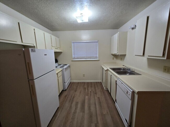 Building Photo - College Station - 2 Bedroom / 1 Bath in No...