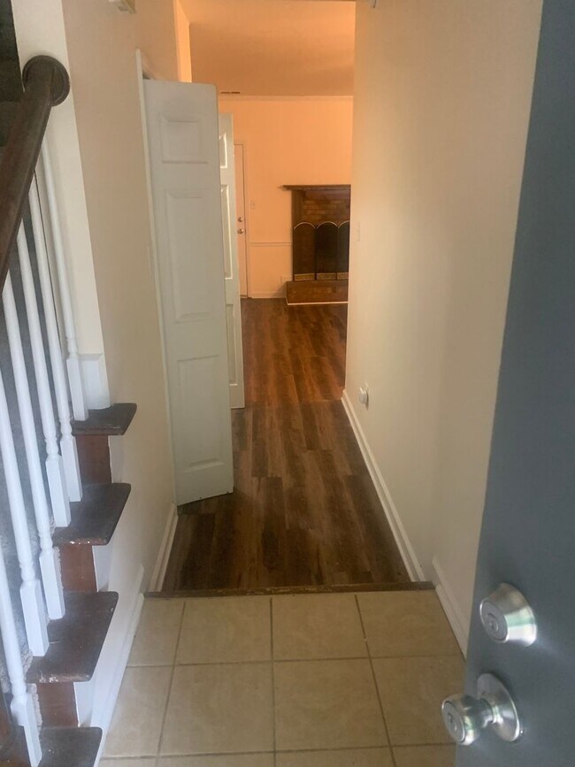 Building Photo - Great NW RALEIGH location-2 brm 2 bath ~ F...