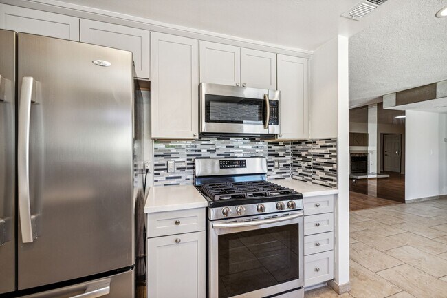 Foto del edificio - 3 Bed / 2 Bath Home with Bonus Room, Pool and Two Car Garage.