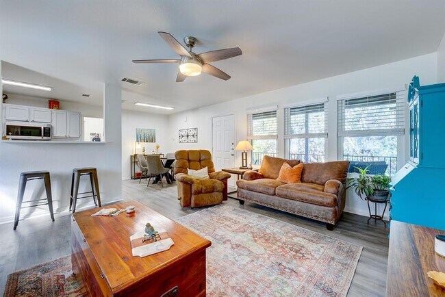 Foto del edificio - 358 Shady Bluff Dr