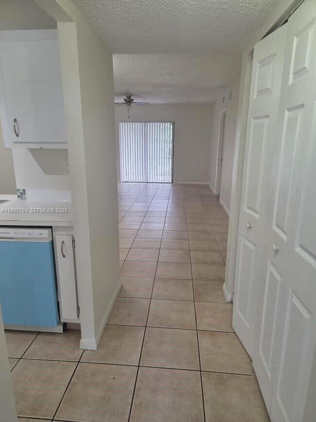 Foto del edificio - 7406 Woodmont Terrace