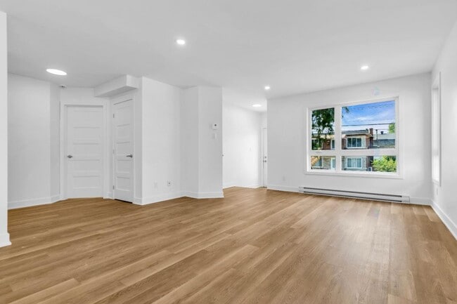 Building Photo - 2019 Rue Sainte-Hélène