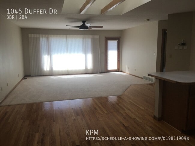 Building Photo - * PENDING APPLICATION * 3 BEDROOM | 2 BATH...