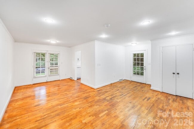 Building Photo - 405 W Harvie Ave