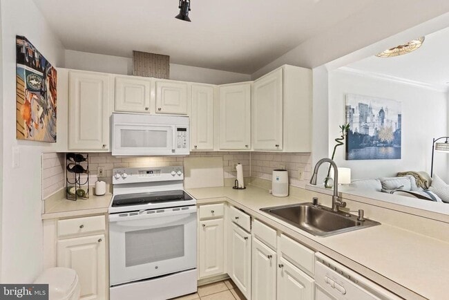 Building Photo - 23 Pierside Dr