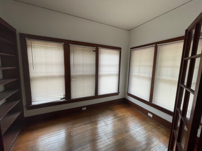 Foto del edificio - 2635 W University Ave