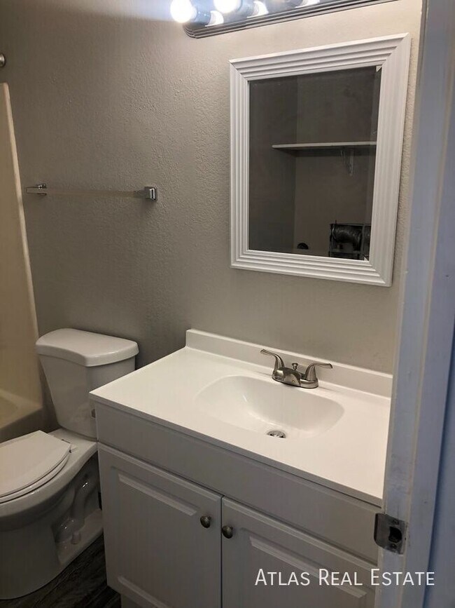 Building Photo - 465 W Ivyglen St