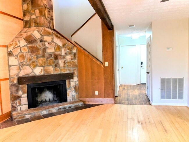 Building Photo - 3 bedroom 2.5 bathroom Home Near UGA and on the UGA Busline!