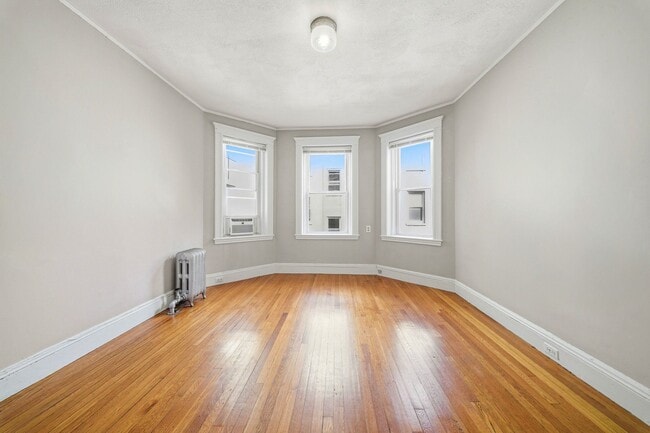 Building Photo - 440 Park Dr