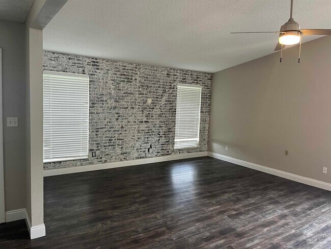 Building Photo - 3225 Mariners Dr