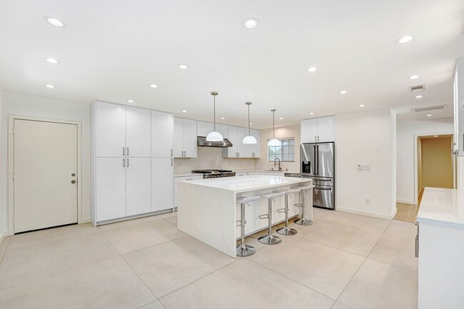 Foto del edificio - Beautifully Re-Modeled Single Family Home in Canoga Park