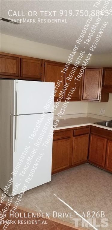 Building Photo - 4826 Hollenden Dr