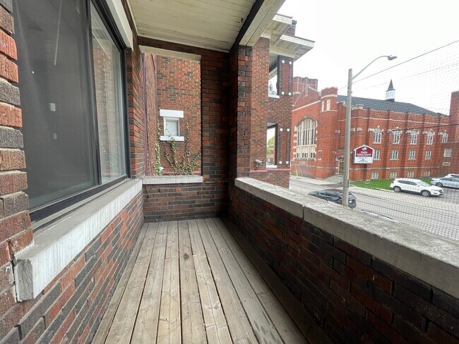 Photo du bâtiment - Private Balcony and HUGE windows at this 1...