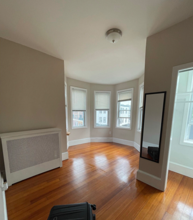 Foto del edificio - Beautiful 4 Bed Unit Right In East Boston