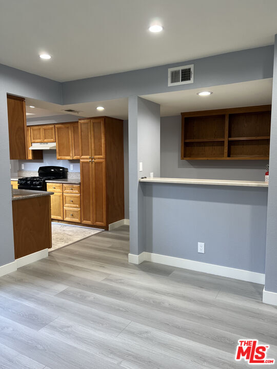 Foto del edificio - 7639 Kester Ave