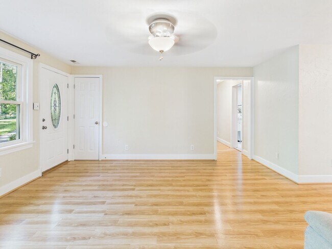 Foto del edificio - 7854 Whitworth Rd