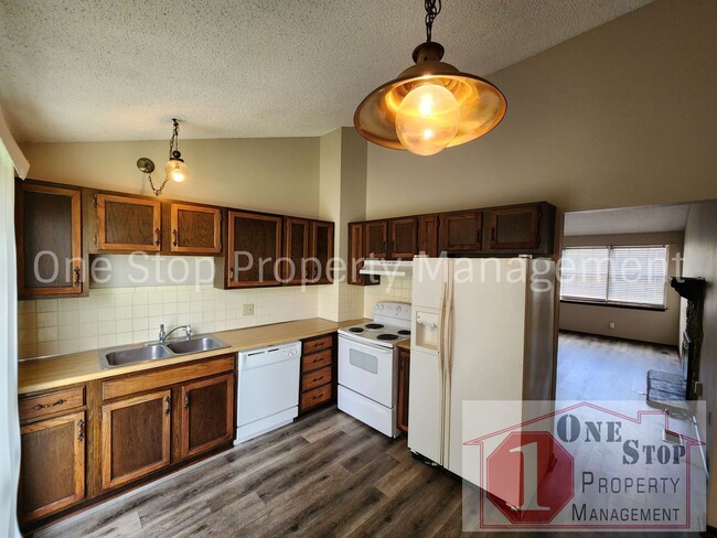 Building Photo - Beautiful 3 Bedroom / 1.5 Bathroom Duplex ...