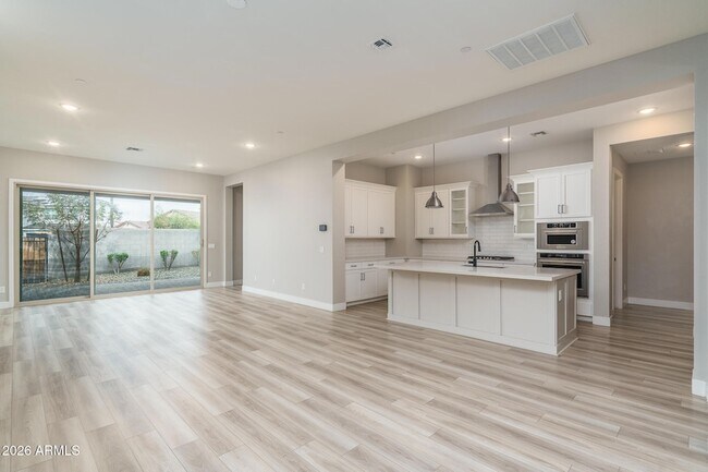 Foto del edificio - 14058 W Hubbell St