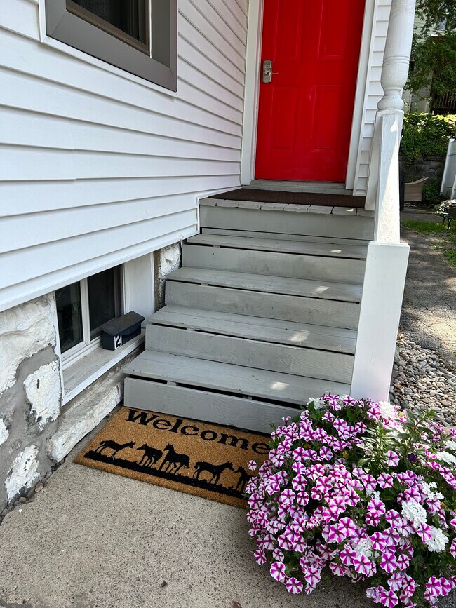 Unit 2 Private Entrance - 212 Circular St