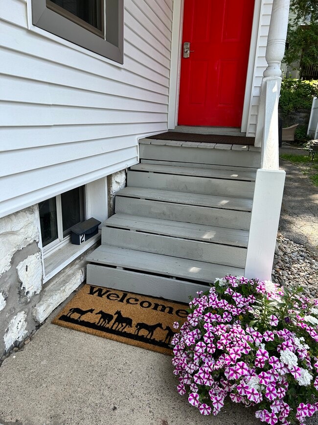 Unit 2 Private Entrance - 212 Circular St
