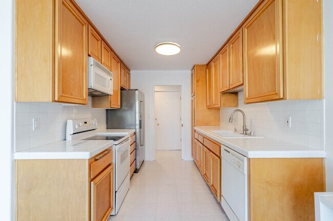 Building Photo - 13543 Moorpark St