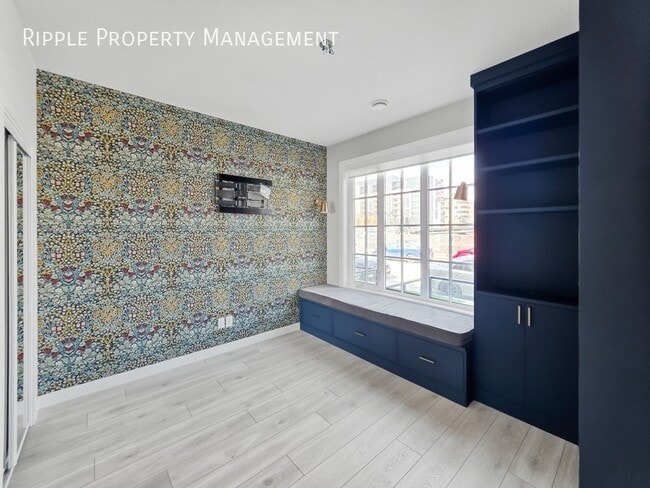 Building Photo - STUNNING 4 BEDS, 2.5 BATHS TOWNHOUSE | PREMIUM FINISHES & PRIVATE BALCONY | AC AVAILABLE