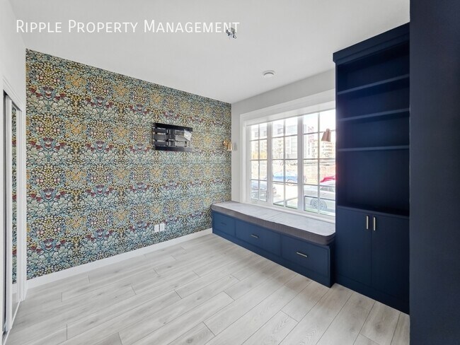 Photo du bâtiment - STUNNING 4 BEDS, 2.5 BATHS TOWNHOUSE | PREMIUM FINISHES & PRIVATE BALCONY | AC AVAILABLE