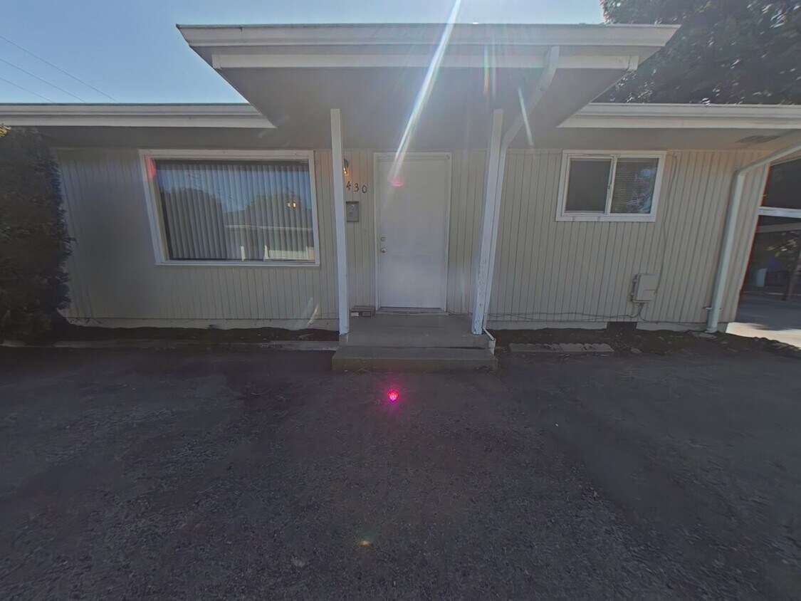 Foto principal - 2 Bedroom Duplex ~ Close to Campus