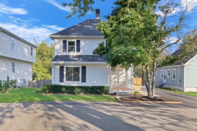 Building Photo - 27065 N Ridge St