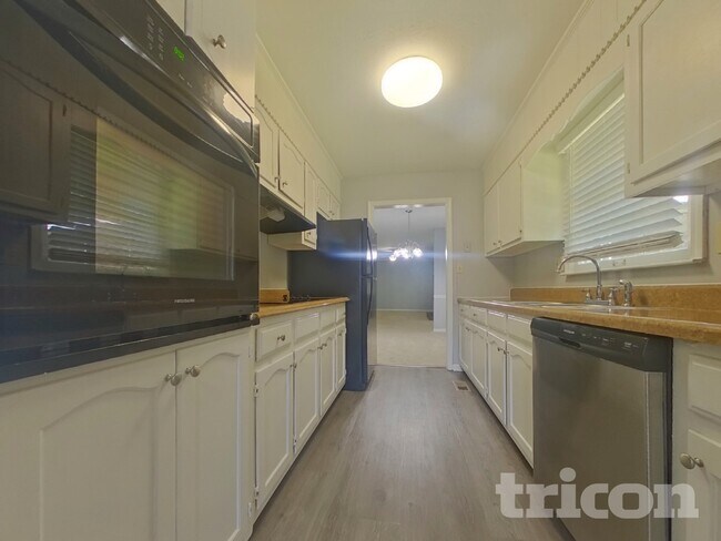 Foto del edificio - 490 Rocky Creek Dr